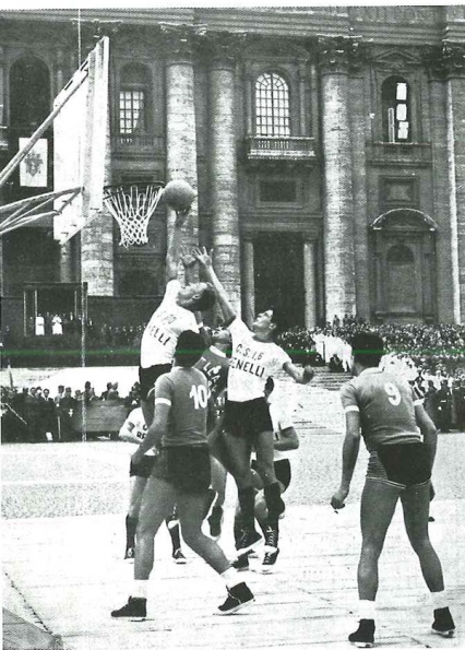 1955. Sandro Riminucci, il futuro angelo biondo delle scarpette rosse, conquista il rimbalzo Il possente numero 10 è Tonino Costanzo